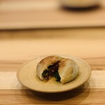 柚木元 - ⑤【追肴】
      天然鼈（スッポン）+ツルムラサキ＋自家製セミドライトマトのお焼き