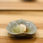 柚木元 - ④【進肴】
      ギタロウ軍鶏の胸肉と夕顔の炊合せ、手羽+骨出汁の餡掛け