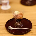 柚木元 - ⑱【甘味】
      雲南珈琲ゼリー、桃のコンポート+ジュレ、清水牧場モッツァレラのアイスをのせたパフェ