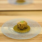 柚木元 - ⑩【強肴-2】
      アカヤマドリ茸のクリームコロッケとソース、フィンガーライム（コレット）のせ