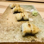 柚木元 - ⑬【鉢肴-1】
      浜名湖産天然鰻の白焼き