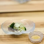 柚木元 - ③【造り】
      天龍鮎の背越し、薬味4種（大葉、茗荷、瓜、酢橘）、辛子+酢味噌