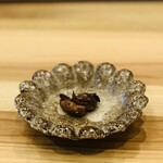 柚木元 - ⑬【鉢肴-2】
      浜名湖産天然鰻の肝焼き