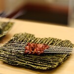 柚木元 - ⑬【鉢肴-2】
      浜名湖産天然鰻の肝焼き