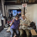 島京梵天 - 気さくな店主（左）