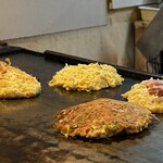 大正お好み屋 ままま - さまざまなオーダーが彩り鮮やかに並べられる
      熱気ムンムン！ 店主汗だく！