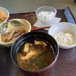 とんかつ 濵かつ - 味噌汁、小鉢