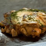 大正お好み屋 ままま - 分厚い豚バラと、ごついエビ
      シャキシャキ食感のキャベツと、やわらかさ担当の粗みじんのキャベツのバランスがとてもいい