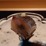 日本料理 柳燕 - 三重答志島の縞鯵の棒寿司　生姜を乗せて