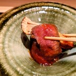 日本料理 柳燕 - あおもり倉石牛の赤身とチベットの松茸　黄身醤油で