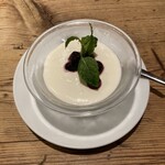 グルガオン - 自家製ブルーベリーヨーグルト▷酸味が強めで甘いブルーベリーと調和しててとても美味しい