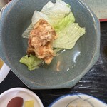 中国料理 頤和園 - 唐揚げに、
      なんか水分がかかってると思ったら
      甘酸っぱいレモンソースでした。
      レタスも効いていて、
      さわやかで面白い味わいでした。
      ちょっと珍しいでしょ？