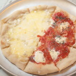 村の小さなピザ屋さん 和 - 料理写真:ハーフ&ハーフ。マルゲリータとクアトロフォルマッジ。