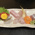 はた善 - [左から順に]鮪,あぶらめ,ブリ,平目,えんがわ,そい,鰊