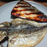 山鶴魚問屋 - 鯖はこれで半分。脂たっぷり。