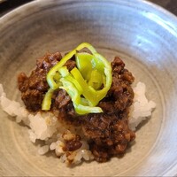 ひがしやま 司 - ⑭真蛸&剣先烏賊下足キーマカレー、万願寺唐辛子のピクルス載せ
                    最初の八寸の蛸のタルトからの伏線回収
                    スパイスと蛸烏賊の旨みが良い、お代わりしたかったが、パスタが控えており我慢( ノД`)…