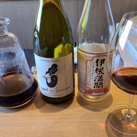 ひがしやま 司 - ⑥伊根満開　古代米酒
                      米品種:紫黒米、京都府産五百万石、精米歩合:非公開
                      ⑦ドメーヌ・フランソワ・ヴィラール・ラペル デ・スレーヌ・ ヴァン・ド・フランス2021
                      葡萄品種:シラー100%
                      のブレンド