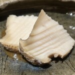 くろ﨑 - 蒸し鮑　断面の包丁の刃入れが素晴らしいです