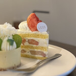 LESS by Gabriele Riva & Kanako Sakakura - 桃のショートケーキ