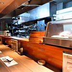 さい丸 - カウンター席。空いた瞬間になんとか撮りました。