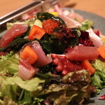 京出汁おでんと旬菜天ぷら 鳥居くぐり - 採れたて鮮魚の海鮮サラダ