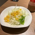 清香園 - 先ずはランチのサラダが運ばれれてきました、サラダはコーンのトッピングされたサラダです。
 