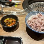 清香園 - ご飯にはキムチも添えられてました、ご飯は種類と大きさが選べたんで私は十穀米の小をお願いしました。
 