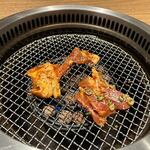 清香園 - お肉はお部屋の無煙ロースターで焼き上げます・・・