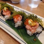 磯丸水産 - 令和6年8月 営業時間(10:00〜翌6:00) 
こぼれ寿司海ぶどうのせ 税込989円