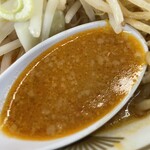 ラーメン もっけだの - 『赤唐味噌中華ニンニク(食べるラー油つき)』のスープ