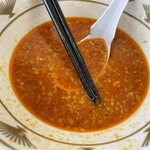 ラーメン もっけだの - 『赤唐味噌中華ニンニク+食べるラー油』のスープ