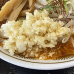 ラーメン もっけだの - 『赤唐味噌中華ニンニク(食べるラー油つき)』のニンニク