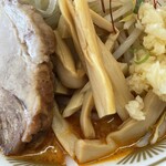 ラーメン もっけだの - 『赤唐味噌中華ニンニク(食べるラー油つき)』のメンマ