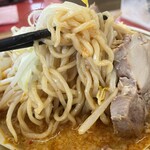ラーメン もっけだの - 『赤唐味噌中華ニンニク(食べるラー油つき)』の麺