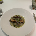 メイ - 6皿目
      鮎、発酵バターのパイ生地、ジャガイモのピューレ、ウルカ、ムール貝のマリニエールソース。