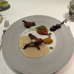 メイ - 7皿目
      ・フランス産仔鳩胸肉のロースト、小鳩の出汁とクリームのソース。
      ・手羽元を揚げた物、ササミ
      ・レバー、砂肝、ハツ
      ・ピペラード、カボチャのピュレ