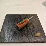 メイ - 小鳩股肉をパートブリックで巻いて揚げた物、塩レモン