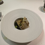 メイ - 5皿目
      黒鮑のミキュイと煮込んだ赤鮑、イカスミとアメリケーヌで和えたカッペリーニ、フェンネルの花。