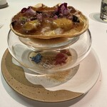 メイ - 3皿目
      毛蟹、ズワイガニ、タラバガニ、甲殻類の出汁のジュレ、雲丹、花穂、トウモロコシのムース。