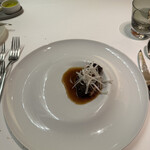 メイ - 4皿目
      フォアグラのポワレ、炭火焼きの鰻、白髪ネギ、ジュ・ド・ヴォライユ。