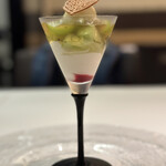 メイ - 8皿目
      シャインマスカット、メロン、キウイ
      チーズのムース、ペルベーヌのジュレ。