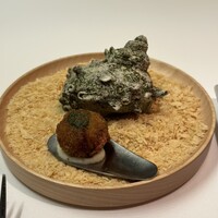 メイ - 1皿目
                    アミューズ
                    ・サザエのクロケット、ジュノベーゼのソース