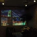 ムーンカフェ - 壁にはプロジェクターで映像を映してますｗ