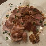 羽村バル haruka - お料理が少ないタイミングで最後に赤ワインを注文したらお肉を持ってきてくれました。