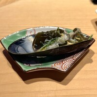 鮨 おにかい×2 - ムール貝（九条ネギ・カシューナッツ・しば漬け）‥良い組み合わせです。美味しかった。よく考えられているなと思う。