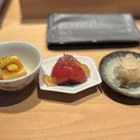 鮨 おにかい×2 - 左：トウモロコシ豆腐（みたらし餡かけ）‥甘いトウモロコシの風味で美味しかった。 中：フルーツトマト（土佐酢ジュレかけ）　右：ガリ