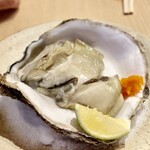 すしやのたい悟 - お隣さん、じゅんさんご注文の岩牡蠣✨