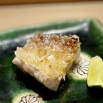 すしやのたい悟 - 甘鯛の松笠焼き。パリパリの皮目にフワッとした身は淡白ながらも上品な風味がたまりません。