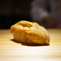 佐野鮨 - ◇赤雲丹（愛媛）
                      お付き合いのある漁師さんより直接仕入れる目利きに優れたネタ。