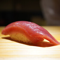 佐野鮨 - ◇赤身
                    人肌程度に温かなシャリから軽快に弾んでいく酸味。赤身として堂々とした旨味を浮き彫りにしてダイレクトな味わいを届ける！
                    鉄の香りというよりは凛とした旨味を主張する藤田まぐろ。